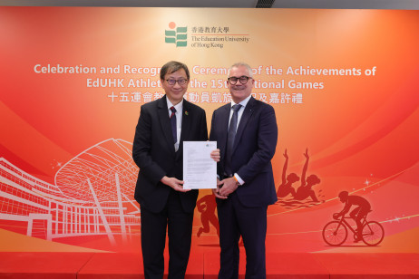 校长李子建教授（左）感谢香港体育学院单车总教练达海飞先生（右）应允出任教大客席教授（实践），认为将为同学带来宝贵的国际视野与专业知识