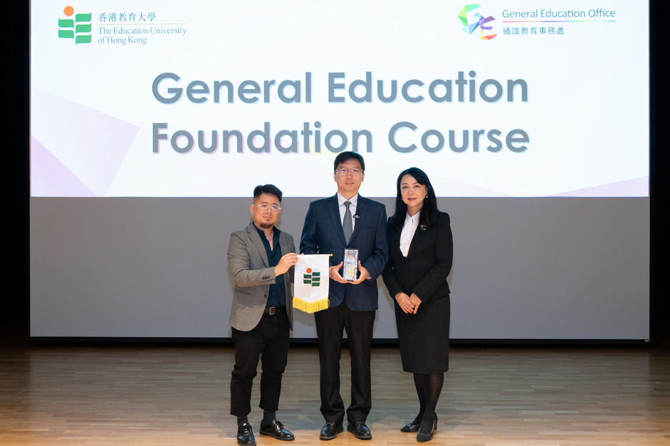 Dr David Kang Jong Hyuk (left), Director of General Education at EdUHK, and Ms Helen Gai Huixia  (right), Associate Vice President (Mainland Engagement and Development) at EdUHK, present a souvenir to Professor Ren Yuanzhe (middle)