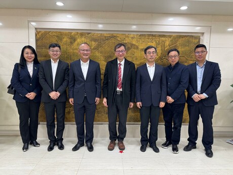 教大代表團3月12日拜訪教育部，與教師工作司司長俞偉躍先生（左三）、聯合國教科文組織全委會秘書處秘書長秦昌威先生（右三）、國際合作與交流司副司長趙磊先生（左二），及港澳台辦公室副主任舒剛波先生等進行深入會談