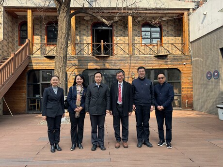 教大代表團到訪外交學院並舉行工作午餐會，與黨委書記王世廷大使（左三）、院長高飛教授（右二）、副書記周莉女士及港澳台辦主任馬新宇女士（左一）等進行交流