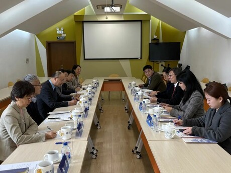 教大代表團與復旦大學團隊舉行會談，圍繞開展教育合作、推進學術與科研交流等議題展開深入交流