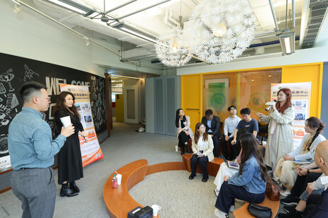 创业学生向嘉宾提问互动