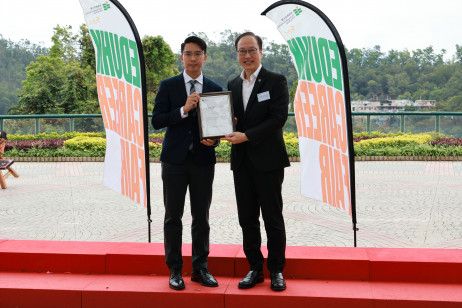 Professor Chetwyn Chan, Vice President (Research and Development) of EdUHK, presents souvenirs of appreciation to employer representatives at the opening ceremony