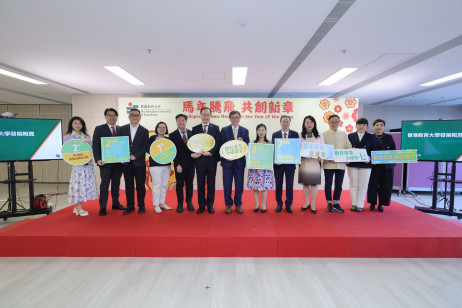 左至右：助理副校長（跨學科與夥伴協作）王敏娟教授、助理副校長（機構效能）郭海先生、助理副校長（人工智能與教育創新）徐貫東教授、協理副校長（學術質素保證）楊少詩教授、協理副校長（知識轉移與可持續發展）翁建霖教授、副校長（研究與發展）陳智軒教授、校長李子建教授、副校長（學術）鄭美紅教授及副校長（行政）方永豪博士、協理副校長（內地協作及發展）兼傳訊及協作處長蓋會霞女士、助理副校長（區域拓展）李輝教授、助理副校長（研究）谷明月教授以及助理副校長（人才與文化）張婉麗女士，一同出席傳媒聚會