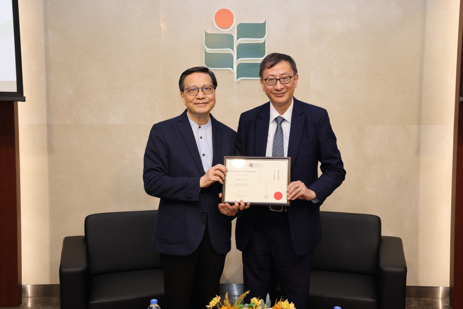 EdUHK President Professor John Lee Chi-Kin (right) presents the Honorary Professor appointment certificate to Professor Cheung Bing-leung