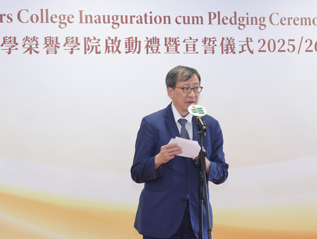  Professor Lee reminds students that the robes symbolise "a commitment–to learn with purpose, to lead with integrity, and to inspire by example"