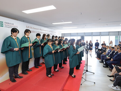 The 20 Honours College students take an oath, witnessed by the officiating guests, senior management of the Honours College, professional mentors and supervisors