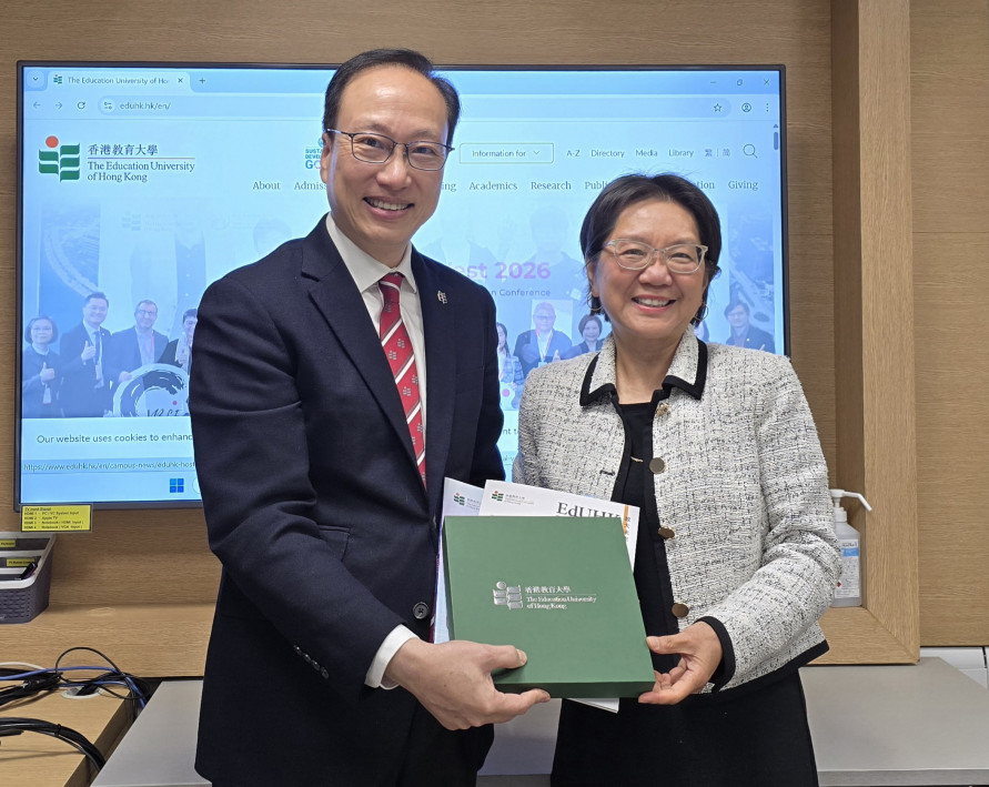 教大副校長（研究與發展）陳智軒教授（左）向滑鐵盧大學健康學院院長兼公共衛生科學學院教授Lili Liu教授致送紀念品