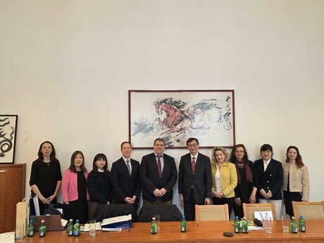 與匈牙利厄特沃什・羅蘭大學副校長及代表合照