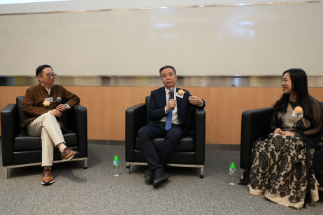 教大助理副校長（區域拓展）李輝教授（左一）及第十四屆港區全國人大代表、全國港澳研究會副會長凌友詩博士（右一），與康震教授對談
