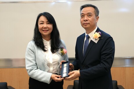 協理副校長（內地協作及發展）蓋會霞女士（左）代表國學中心向康震教授致贈紀念品