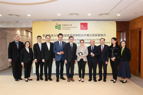 教大代表向法國里昂商學院致送紀念品