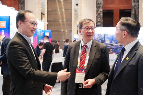 EdUHK President Professor John Lee Chi-Kin (centre) and Vice President (Research and Development) Professor Chetwyn Chan (left) attend the summit