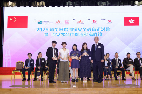 梁冠芬校长（右一）颁发最踊跃参与学校奖予得奖者