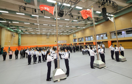 仪式由教大学生组成的升旗队负责升挂国旗、区旗及校旗