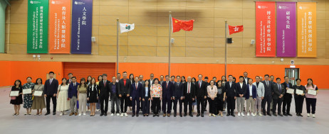 出席升旗仪式嘉宾与不同区域学校代表合影