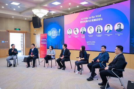 教大协理副校长（学术质素保证）杨少诗教授（左三）于圆桌论坛分享由教大研发的人工智能语言学习工具