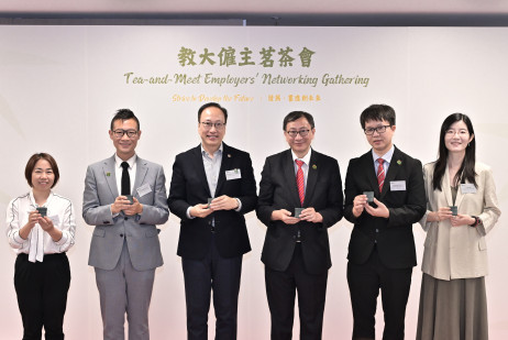 教大校長李子建教授（右三）、副校長（研究與發展）陳智軒教授（左三）、學生事務長楊志豪教授（右二），以及三位副學生事務長金晶博士（右一）、林丹博士（左一）及曹凱安先生（左二），皆一同敬茶