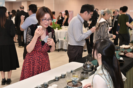 僱主及一眾師生一同品嚐茶品