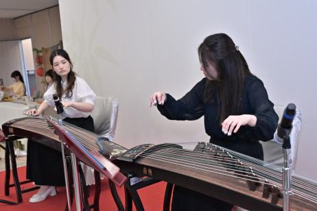 揚琴表演由教大學生演出，閃耀舞台
