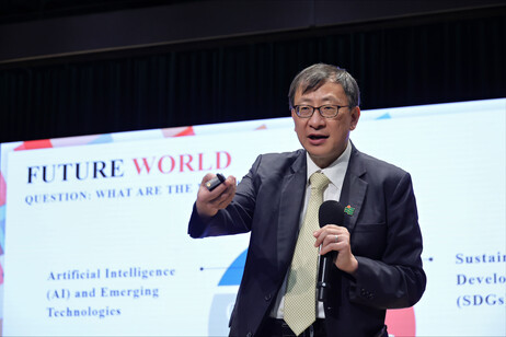 教大校長兼會議主辦單位——應用政策研究及教育未來學院（AAPSEF）與教育發展與創新學院（AEDI）總監李子建教授致辭及發表主題演講