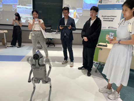参与学生观看机械狗展示