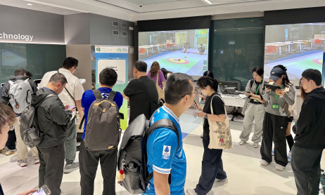 师生积极参与体验教学科技应用演示