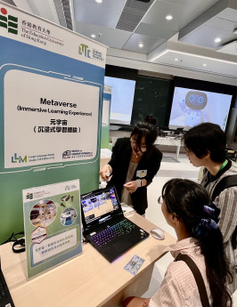 同学在指导下体验元宇宙（沉浸式学习环境）