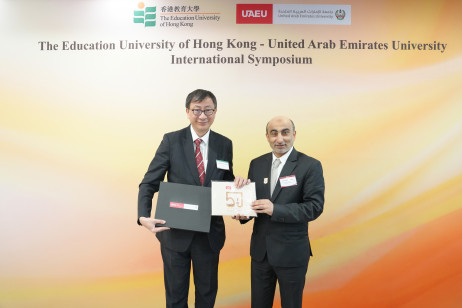 阿联酋大学校长Ahmed Ali Al Raeesi教授（右）向教大校长李子建教授（左）致送纪念品