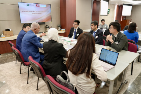 教大学者与阿联酋大学代表围绕「工商管理」进行小组讨论