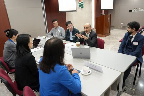 教大学者与阿联酋大学代表围绕「科学与环境研究」进行小组讨论