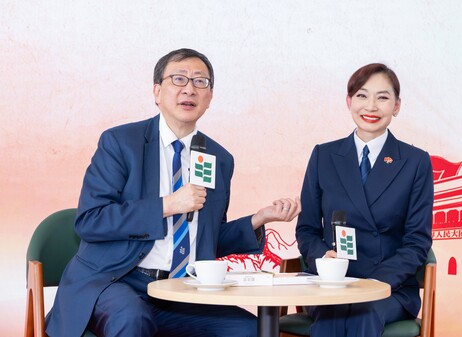 港区全国人大代表邝美云女士（右）与教大校长李子建教授（左）于圆桌论坛（一）进行分享