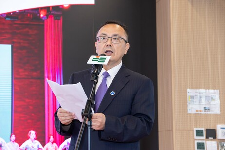 新疆师范大学党委副书记兼校长艾尼娃尔・艾克木教授作主题演讲