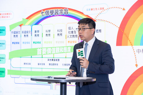 特邀嘉宾全国人大常委会香港基本法委员会委员、香港特区立法会议员及课程发展议会价值观教育常务委员会主席李浩然博士发表演讲