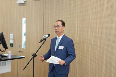 Dr Bankee Kwan Pak-hoo, Member of the 14th NCCPPCC and Permanent Honorary President of the Federation of Hong Kong-Shanghai Associations, delivers keynote speech