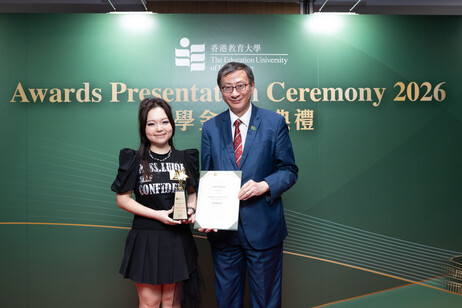 Professor Lee presents the President’s Commendation award (Arts and Culture) to Lin Yongqi, Year 1 student of Doctor of Education Programme