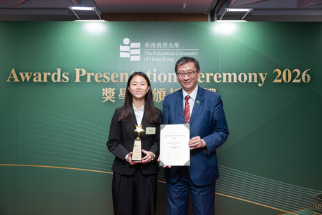 Professor Lee presents the President’s Commendation award (Sports) to Andora Chan Wing-yin, Year 4 student of Bachelor of Education (Honours) (Physical Education) Programme 