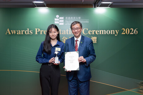 Professor Lee presents the President’s Appreciation award (Arts and Culture) to Lee Cho-ying, Year 5 student of Bachelor of Education (Honours) (English Language) Programme