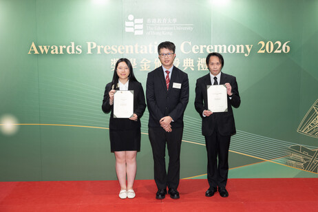 EdUHK Dean of Students Professor Bill Yeung Chi-ho presents the Whole Person Development Awards – Dean of Students’ List to student awardees