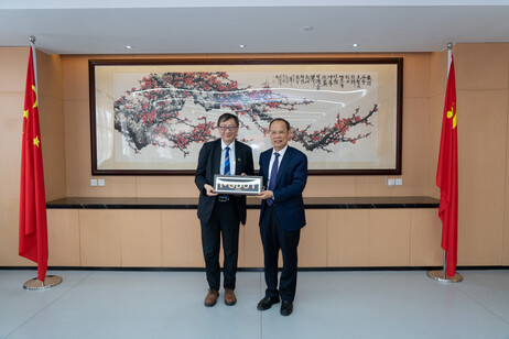 Prof John Lee Chi-Kin, President of EdUHK, exchanges souvenirs with Prof Qiu Xueqing, President of Guangdong University of Technology