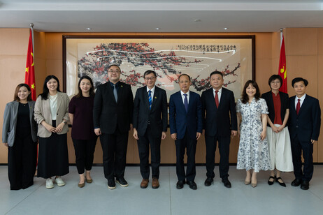 Group photo of the EdUHK delegation and representatives from Guangdong University of Technology. Prof John Lee Chi-Kin, President of EdUHK (5th from the left); Prof Qiu Xueqing, President of GDUT (6th from the left); Prof Du Chengming, Vice President of G