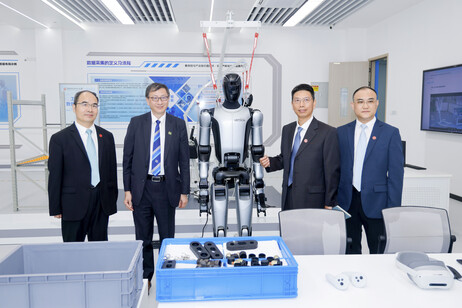 The delegation visits the training centre of the School of Artificial Intelligence at Shenzhen Polytechnic University (SZPU)