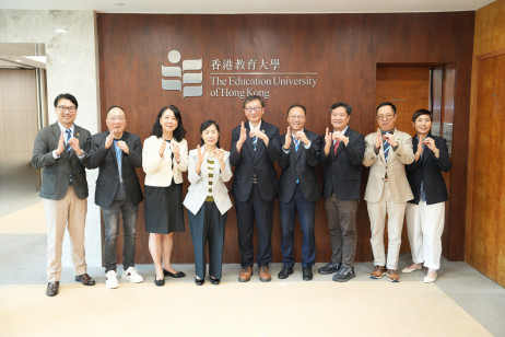教大管理层以「10」字手势，庆祝大学正名十周年