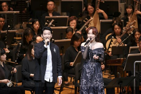 演唱嘉宾杨立门先生及叶巧琳女士合唱经典武侠曲目