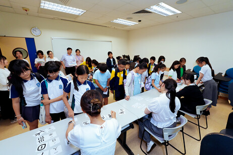 导师于故事环节为学生演绎故事内容，透过生动表达引发其阅读兴趣及提升阅读动机