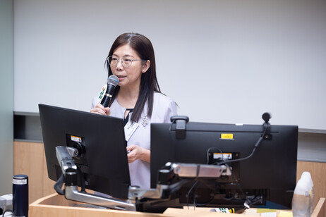 Sharing sessions on excellence in professional ethics by Ms Chow Hoi-yan, Principal of Tin Shui Wai Catholic Primary School, who shares their practical experiences and perspectives on upholding professional ethics in education