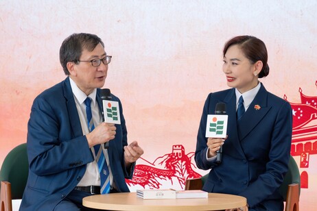 Professor John Lee Chi-Kin, President of EdUHK, engage in discussions with Ms Cally Kwong and several school principals, exploring the educational significance of patriotic songs