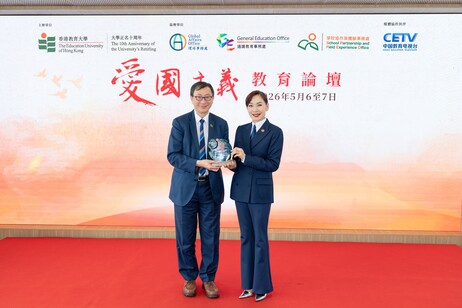 Professor Lee presents a souvenir to Ms Cally Kwong