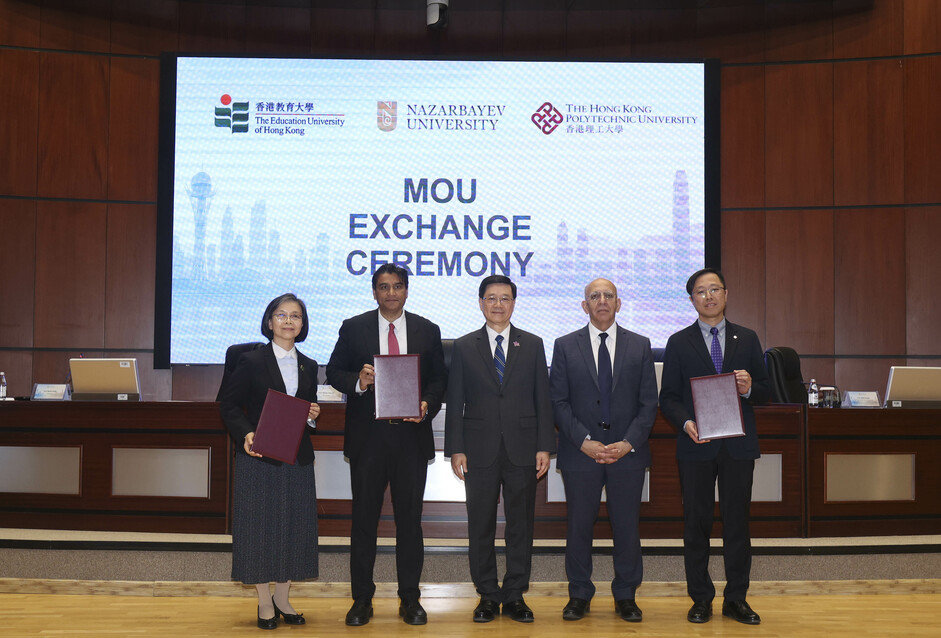 香港教育大學人文學院署理院長梁佩雲教授（左一）與納扎爾巴耶夫大學教務長Rehan Sadiq教授（左二）在香港特別行政區行政長官李家超先生（中）及納扎爾巴耶夫大學校長Waqar Ahmad教授（右二）的共同見證下，簽署合作備忘錄