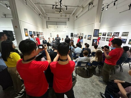 摄影展开幕礼典吸引超过100名参加者